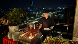 Nikmati Sunset BBQ dari Rooftop dengan Panorama 360 Derajat Kota Surabaya