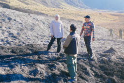 Gubernur Khofifah Tinjau Pemadaman Karhutla Bromo, Optimalkan Operasi Darat, Water Bombing dan Drone