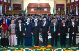 Gubernur Khofifah Lantik Pimpinan BAZNAS Jatim, Dorong Zakat Jadi Instrumen Kemandirian Mustahik