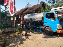 6.000 Liter Air Bersih TNI-BPBD Ringankan Warga Prambon yang Kekurangan Air