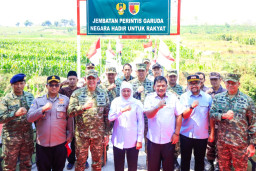 Gubernur Khofifah Hadiri Peresmian Jembatan Perintis Garuda di Nganjuk Bersama Presiden Prabowo