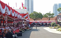 Gubernur Khofifah Pimpin Upacara HUT ke-81 RI di Grahadi