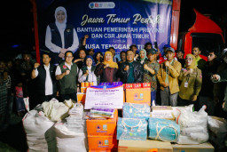 Gubernur Khofifah Serahkan Bantuan Logistik 65,7 Ton untuk Korban Gempa NTT