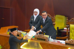 Gubernur Khofifah Sampaikan Nota Penjelasan Dua Raperda Strategis di DPRD Jatim