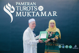 Gubernur Khofifah Resmikan Pameran dan Klinik Turots di Muktamar NU ke-35