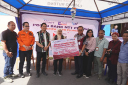 Pemprov Jatim bersama Bank Jatim Salurkan Bantuan Sosial untuk Masyarakat Terdampak Bencana di NTT