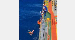 Kapal Tanker Pertamina Evakuasi 17 Korban Kebakaran KMP Mutiara Sentosa 2 di Laut Jawa