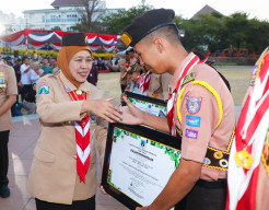 Gubernur Khofifah Hadiri Apel Peringatan Hari Pramuka ke-65 Kwarda Jatim di Unesa