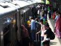 Stasiun Surabaya Gubeng Dipadati Pemudik