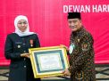 Gubernur Khofifah Terima Penghargaan dan PIN9 Windu Kemerdekaan RI