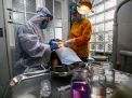 Rentan Terpapar, Dokter Gigi Pakai APD Saat Praktek