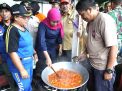 Gubernur Khofifah Tinjau Dapur Umum untuk Korban Banjir Bondowoso