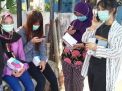 Warga Surabaya Rela Antri Demi Sekotak Masker