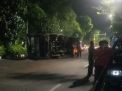 Truk Tronton Terguling di Jalan Kenjeran Surabaya. 