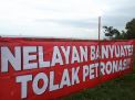 Pasang Spanduk, Tolak Pengeboran Migas oleh Petronas