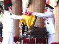 Gubernur Khofifah Pimpin Pengibaran Bendera Merah Putih