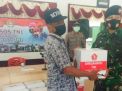 Kodim Mulyorejo Bagi Paket Sembako ke Warga