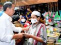 Presiden Jokowi Bagikan THR ke Pedagang Pasar di Depok