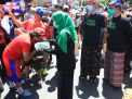 Di Situbondo, Gubernur Khofifah Gowes Bersarung Bersama Forkopimda 