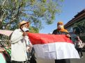 Khofifah Bagi Bendera Merah Putih dan Sembako untuk Tukang Becak