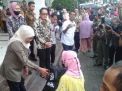 Gubernur Khofifah Bagikan 650 Paket Sembako untuk Warga di Kantor Gubernur 