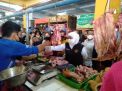 Di Pasar Besar Madiun, Gubernur Khofifah Pantau Harga Daging dan Tempe