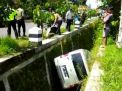 Diduga Sopir Mengantuk, Minibus Terjerembab Masuk Parit