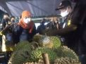 Gubernur Khofifah Beri Dana Pembinaan Pemenang Festival Durian 2021