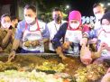 Gubernur Khofifah dan Walikota Surabaya Nguleg Rujak di Cobek Raksasa