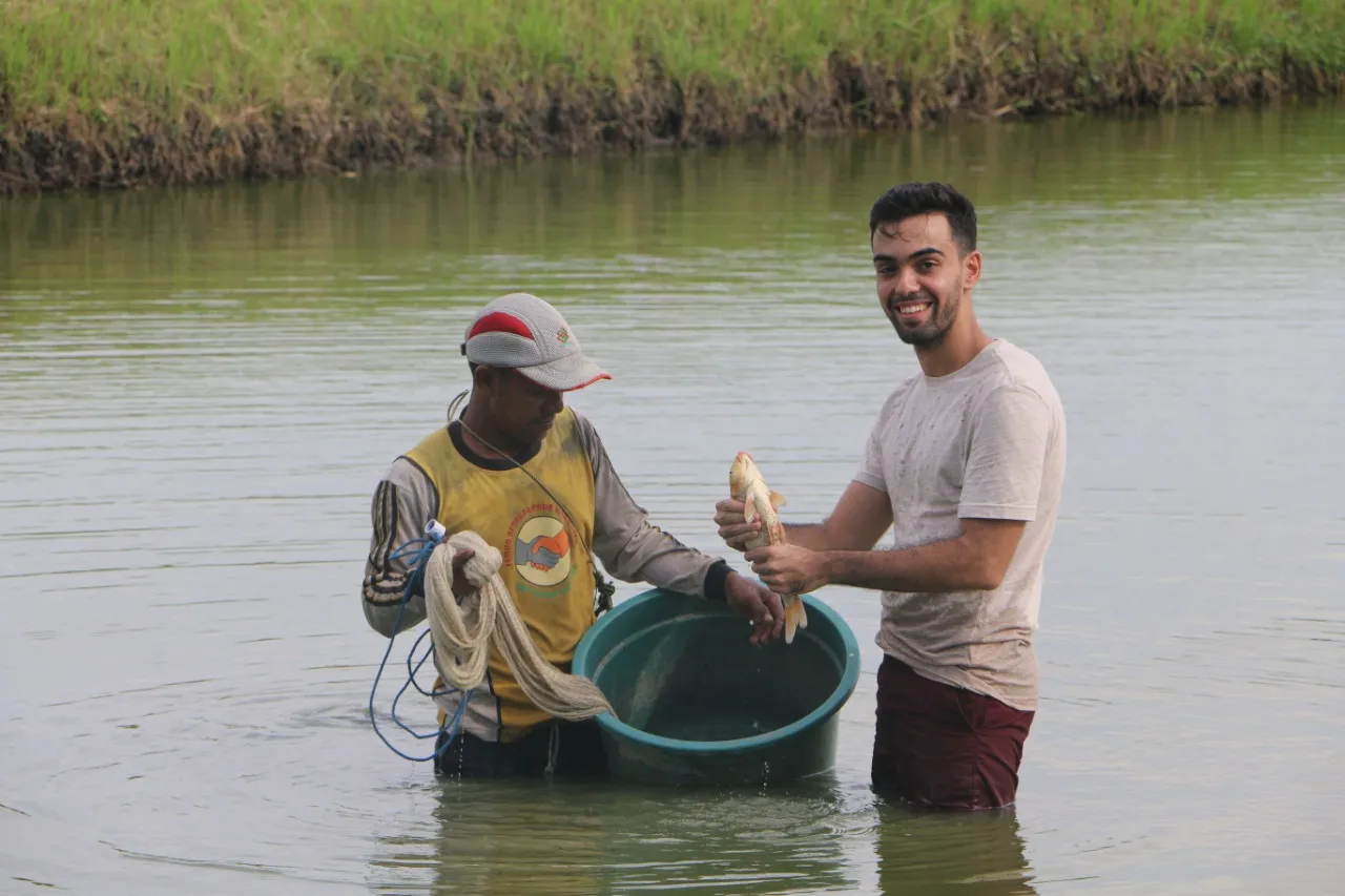Serunya Bule Asal Prancis Beburu Ikan Bandeng di Gresik