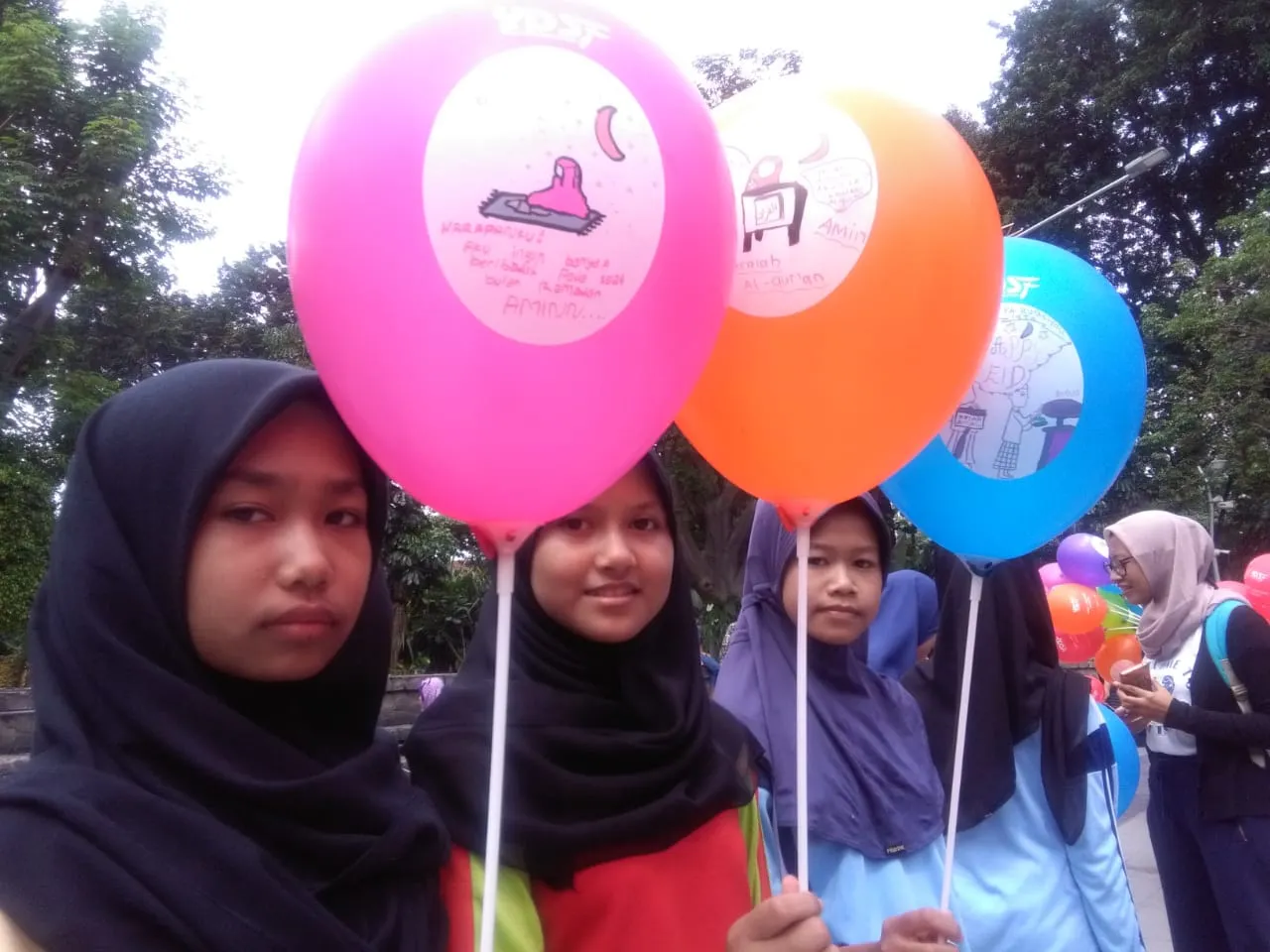 Sambut Ramadhan Ratusan Anak Yatim Melukis di Balon 