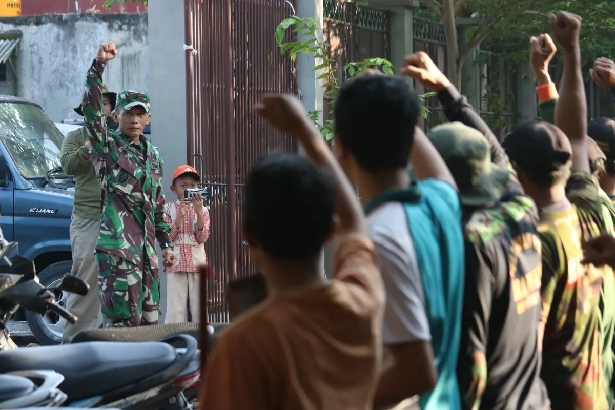 TNI Angkatan Darat Bersih-Bersih Makam Islam Keputih