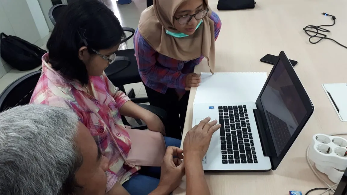 ITS Latih Penyandang Tunanetra Operasikan Mesin Cetak Braille