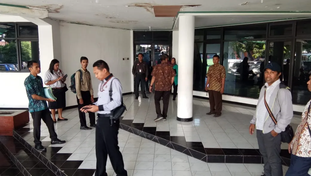 Satpol PP dan Kejaksaan Tutup Mess Karanggayam Persebaya.