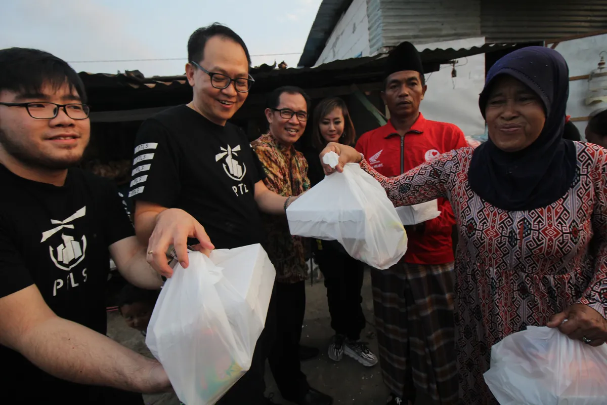 Komunitas Power of True Love Surabaya Bagi Takjil