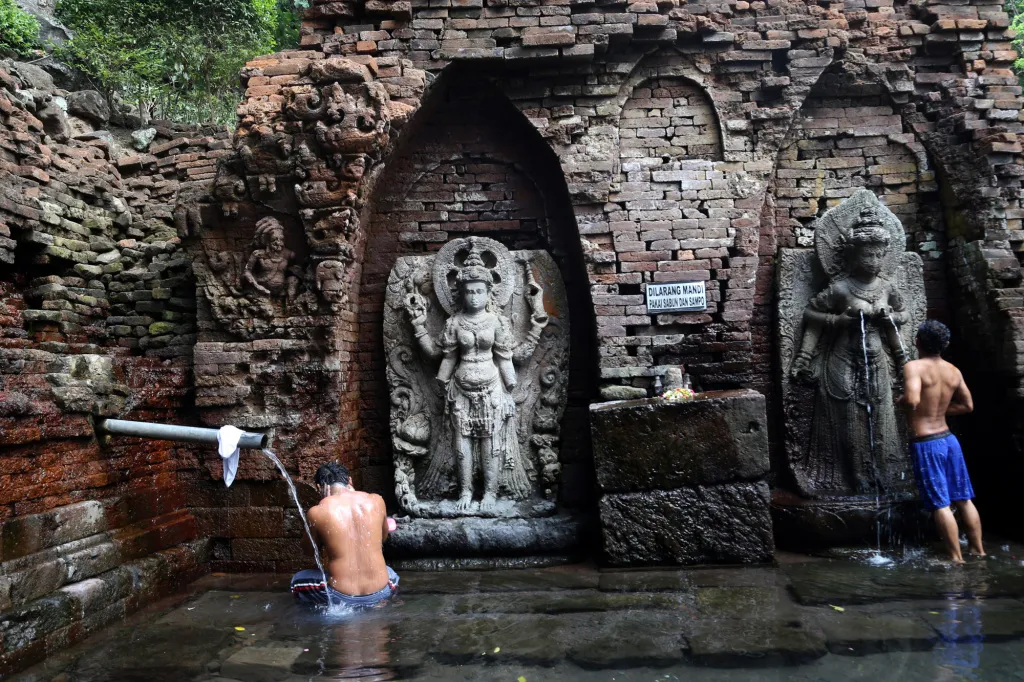 Sumber Tetek,  Tempat Mandi Para Istri dan Selir Prabu Airlangga