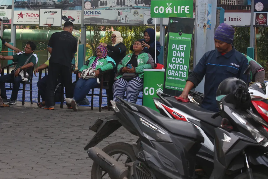 Ojol Bisa Pijat dan Cuci Motor Gratis di Posko Ini