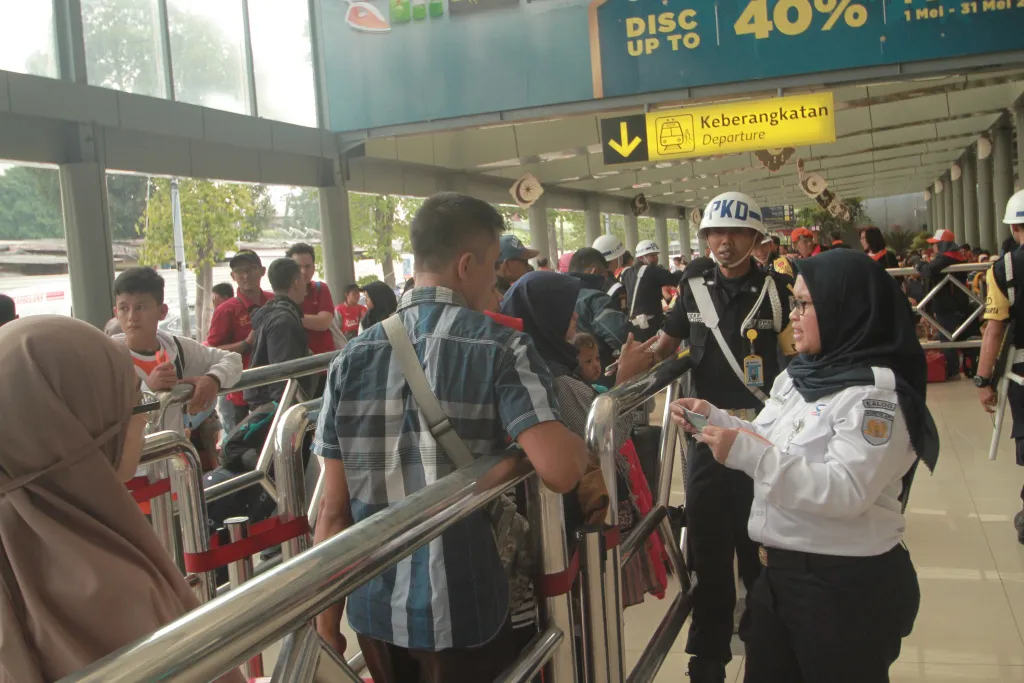 Pemudik Mulai Padati Stasiun Senen Jakarta