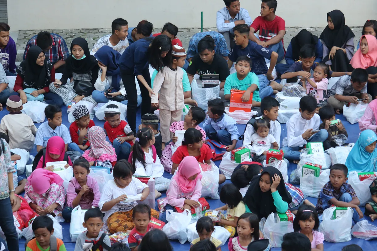 Komunitas Power of True Love Surabaya Bagi Ratusan Parcel Lebaran