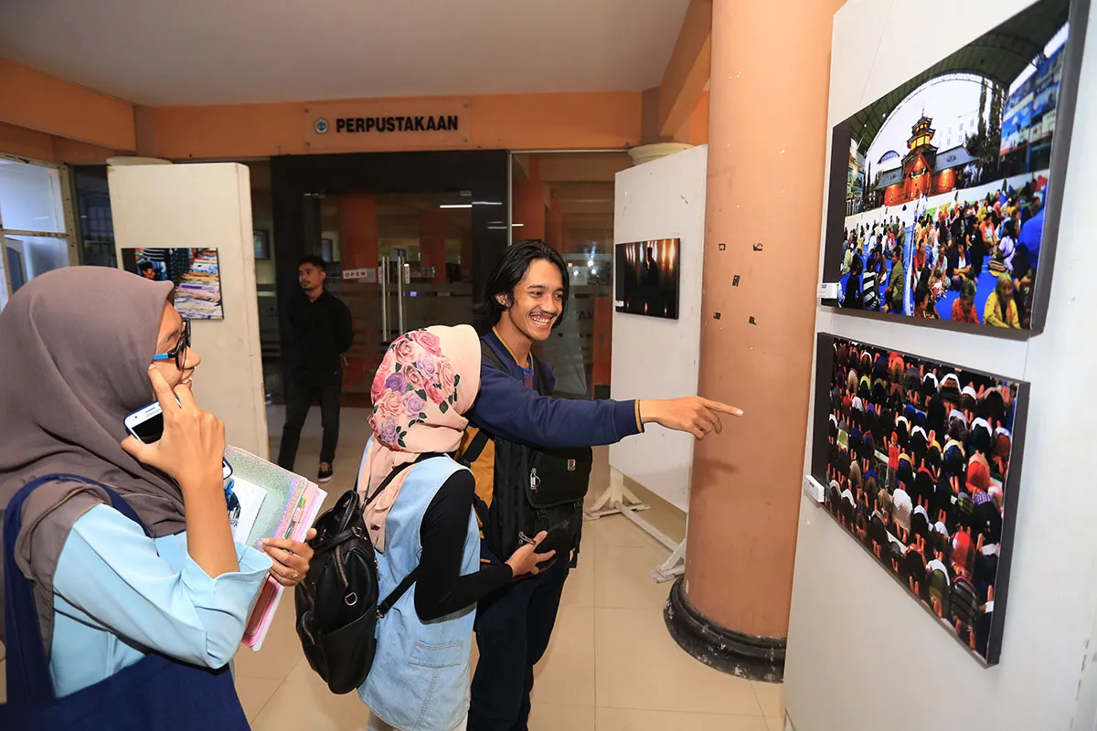 Deretan Foto Ramadan Hiasi Gedung Unitomo Surabaya