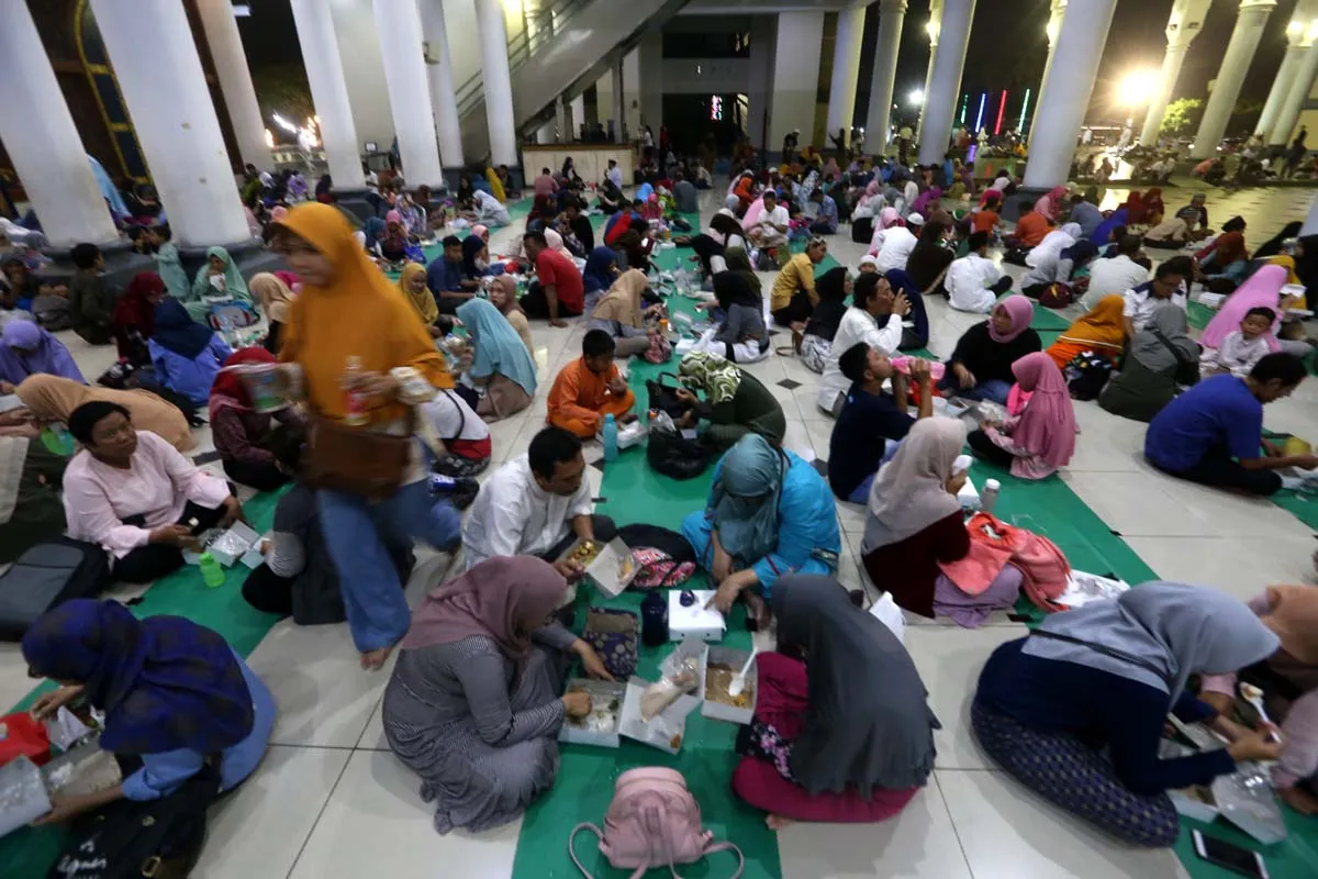 Serunya Buka Puasa Bersama di Masjid Al-Akbar Surabaya