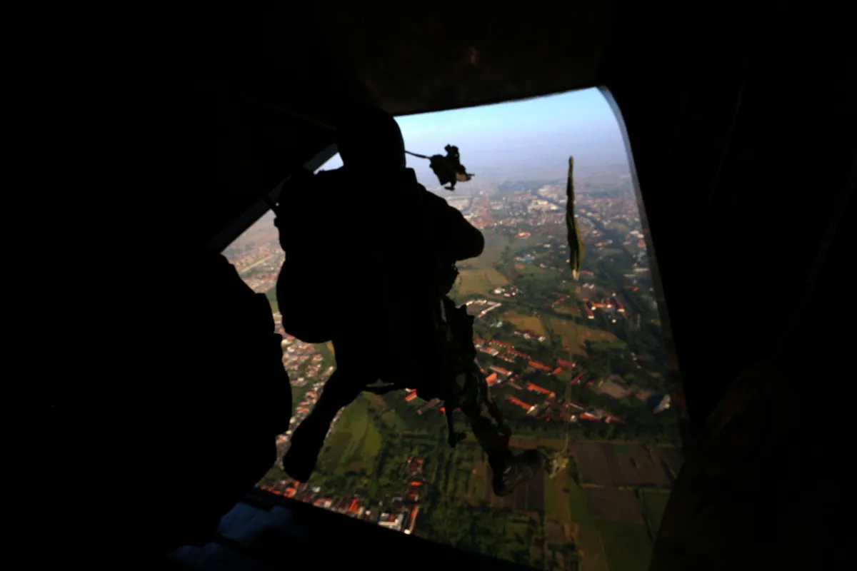 Aksi Kopaska Terjun dari Ketinggin 1000 Feet