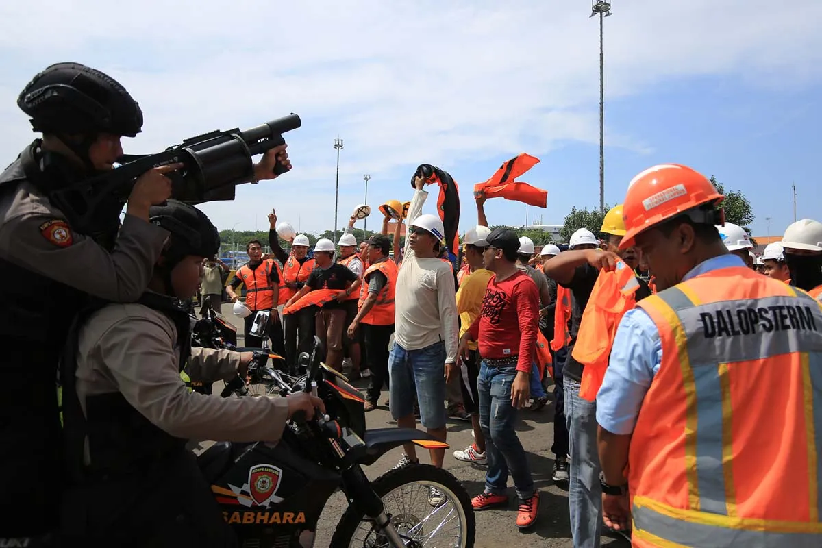 Ancam Tutup Terminal Jamrud, Massa dibubarkan Aparat Gabungan 