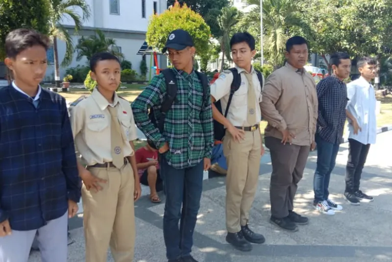 Apes, Pelajar Kena Strap Polisi Militer 