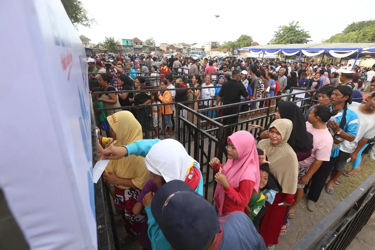 Menteri BUMN Bagikan 3.000 Paket Sembako Murah di Surabaya