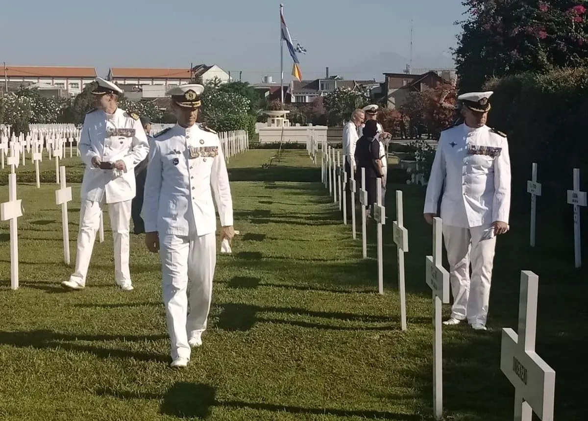 Tentara Belanda Bernostalgia di Makam Kembang Kuning