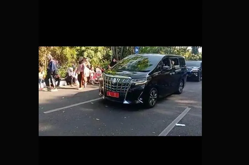 Mobil Gubernur Khofifah Terobos CFD, Arogan ?