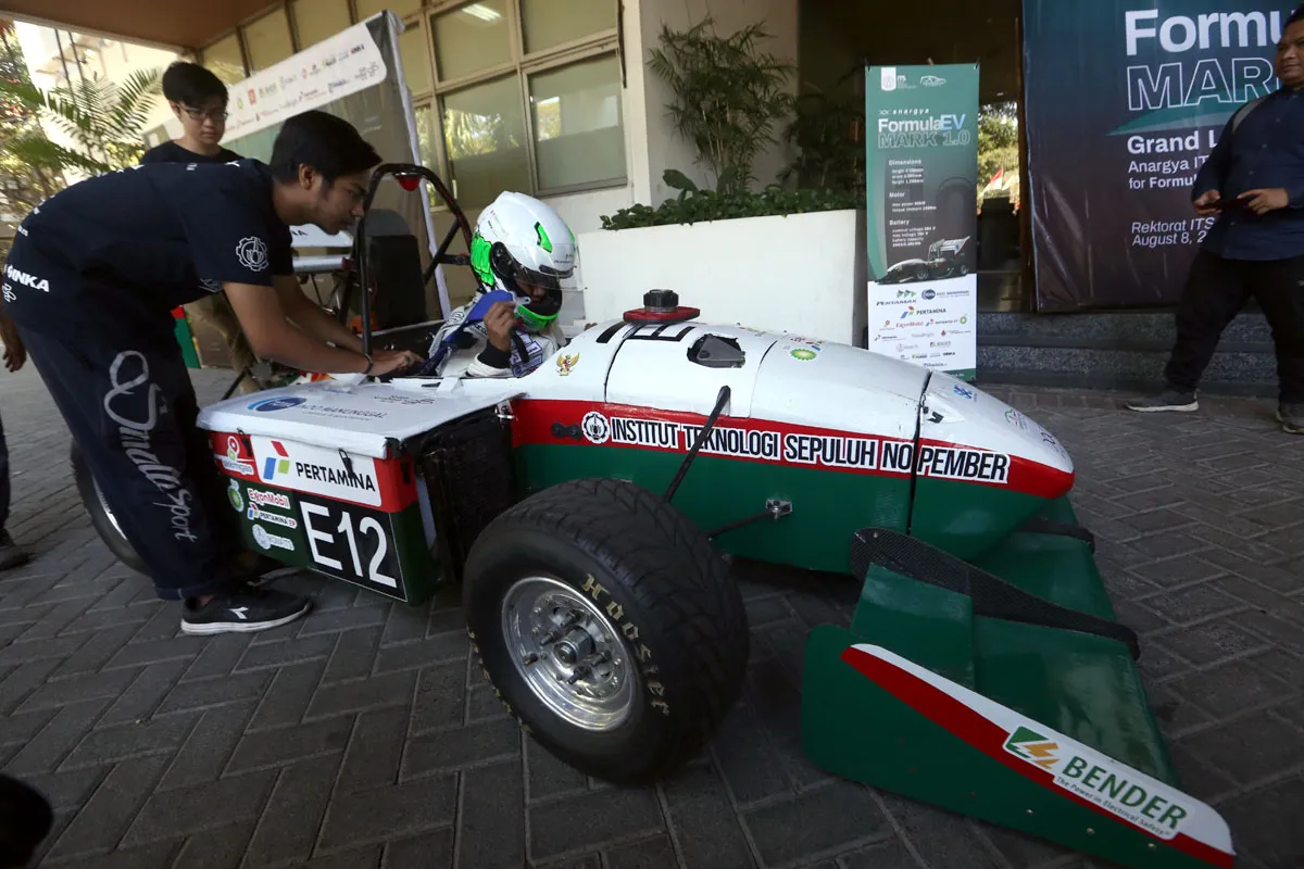ITS Sambut Mobil Listrik Formula Pertama