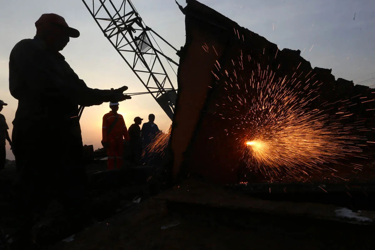 Melihat Pemotongan Kapal Bekas Milik PT OPMS di Kamal Madura