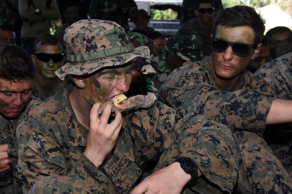 Momen Marinir Amerika Belajar Hidup di Hutan